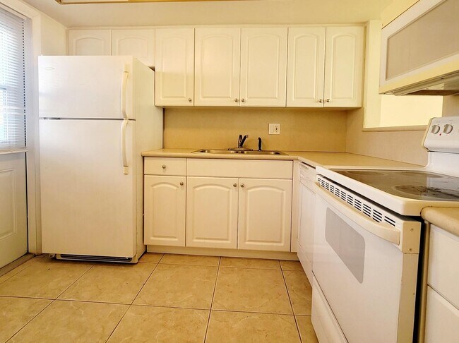 Building Photo - 1333 E Hallandale Beach Blvd