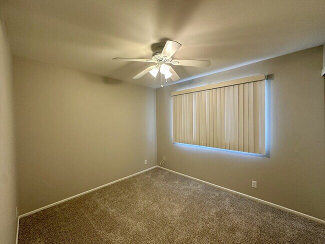 Building Photo - 6514 S Lakeshore Dr