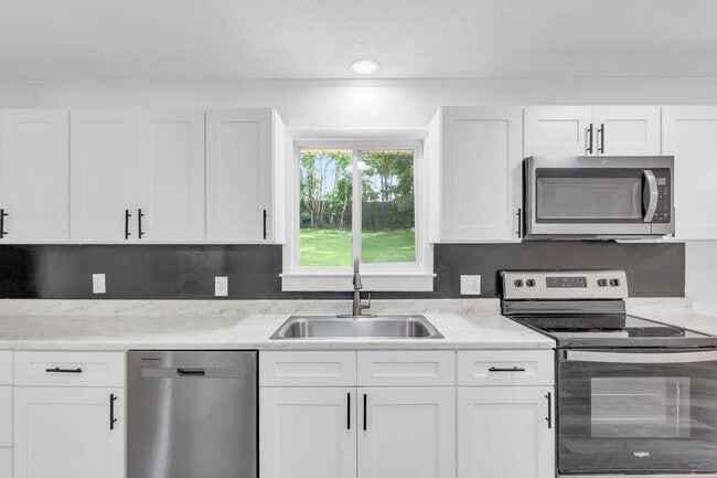 Building Photo - Located in the Heart of Hixson! 3 beds, 2 ...