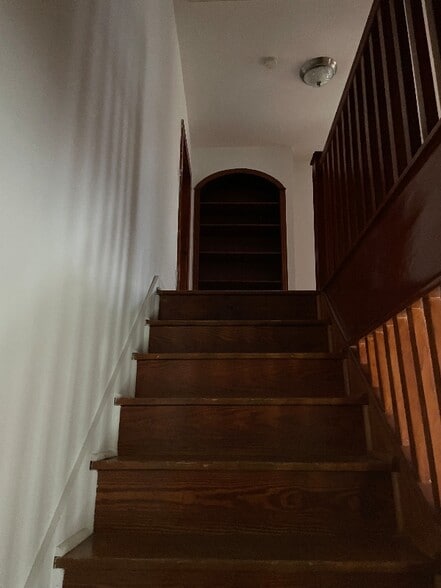 Building Photo - 913 Grange Rd