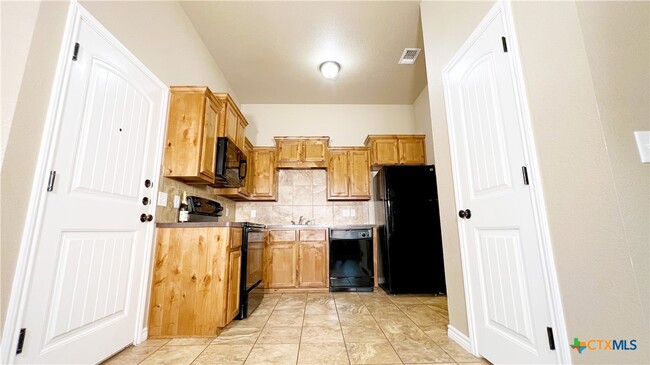 Building Photo - 405 Sladecek Dr