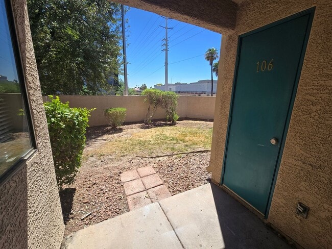 Building Photo - Charming 2-Bedroom Condo in Gated Communit...