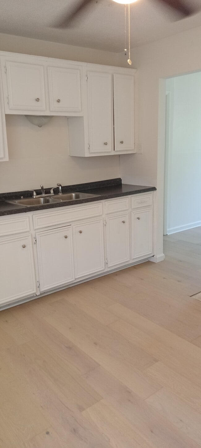 Building Photo - 4230 Beverly Ave