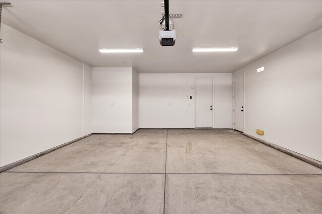 Building Photo - 56923 Ivanhoe Dr