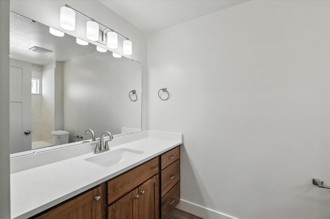 Building Photo - Eastside View Townhomes