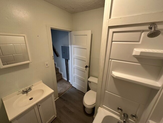 Building Photo - Two Bedroom Townhome Near State Street