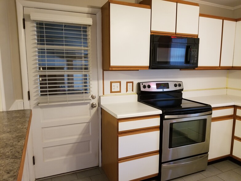 Kitchen - 921 Brookview Cir