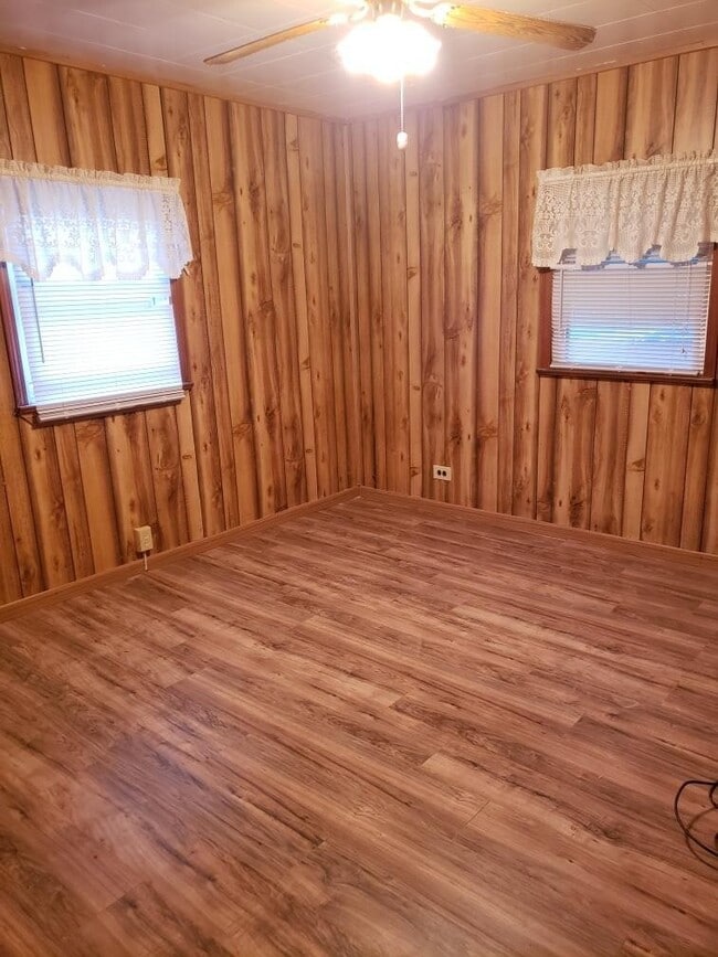 Building Photo - 2 Bedroom Single Family Home with Garage
