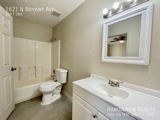 Building Photo - 1621 N Bryant Ave