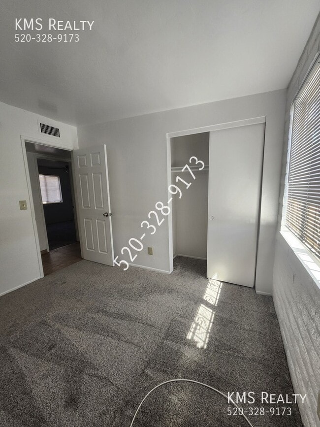 Building Photo - 6711 E Hawk Dr