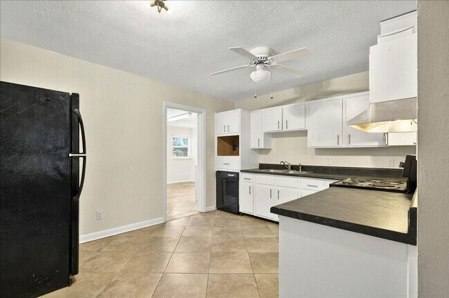 Building Photo - 4 bed 2 bath house, walk to stadium! Available August 2026