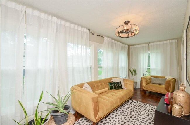 Building Photo - 4315 Fernwood Dr
