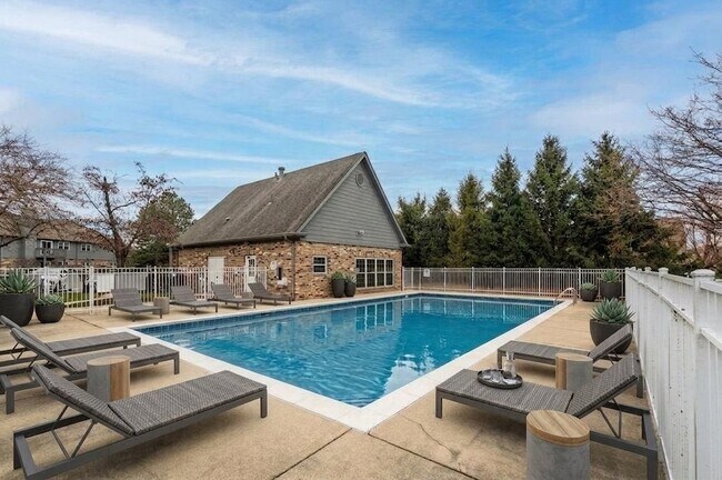 Building Photo - 43 Foxcroft Rd