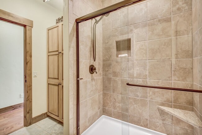 Building Photo - Rare Tumalo HORSE PROPERTY Retreat on 10 A...