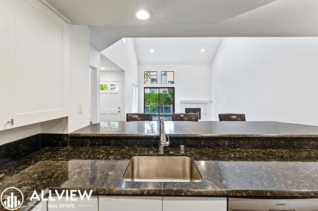 Building Photo - Beautifully Upgraded 2 Bed, 2 Bath + Den W...
