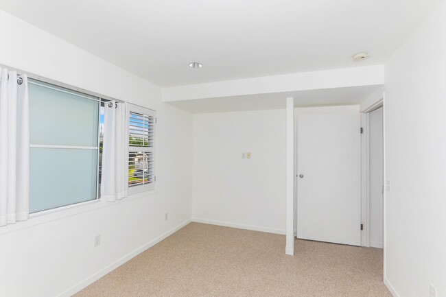 Building Photo - Northpointe - 1-bedroom corner unit locate...