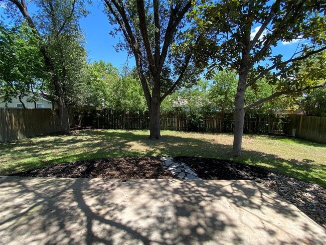 Building Photo - 2406 Broken Oak Dr