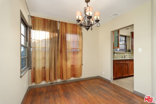 Building Photo - 2587 S Westgate Ave