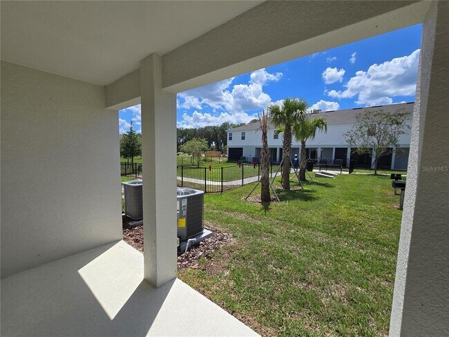 Building Photo - 737 W Oak Dr
