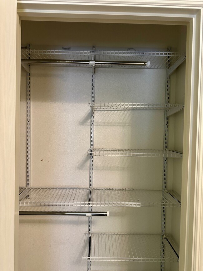 Building Photo - 928 Falcon Dr