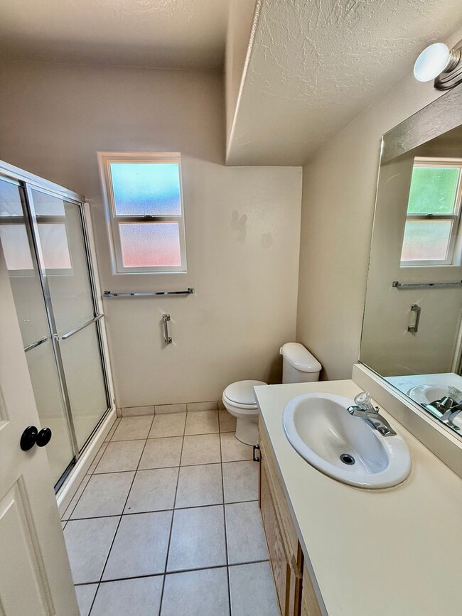 Building Photo - Great Find in Royal Oaks!