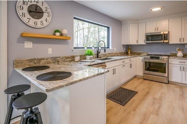 Building Photo - Fully renovated 4BR, 2.5BA home in the highly desired Great Neck Meadows!