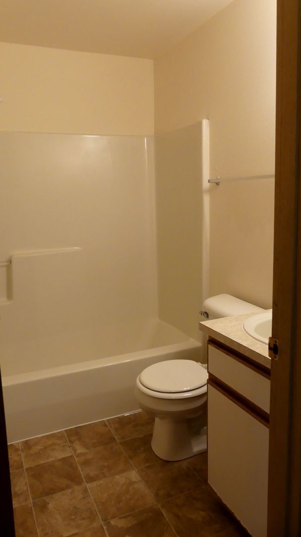 Building Photo - 3 Bed 2.5 Bath Townhome Near Fairview Village