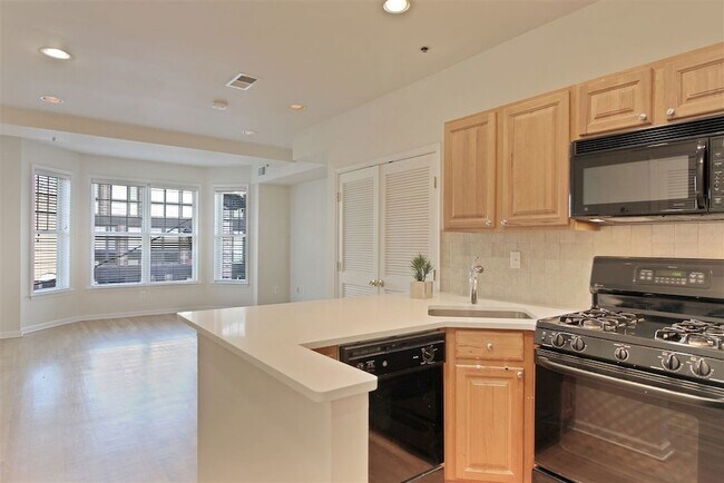 Building Photo - 704 Clinton St