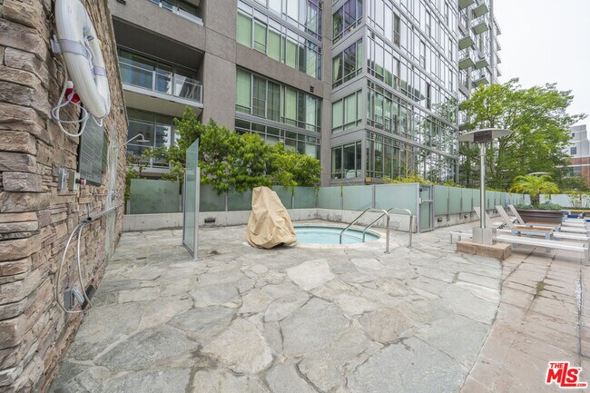 Building Photo - 1100 S Hope St