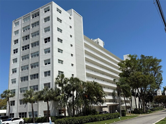 Building Photo - 2555 NE 11th St