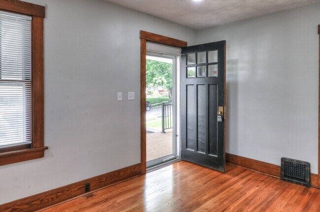 Building Photo - 4 bed in Aksarben