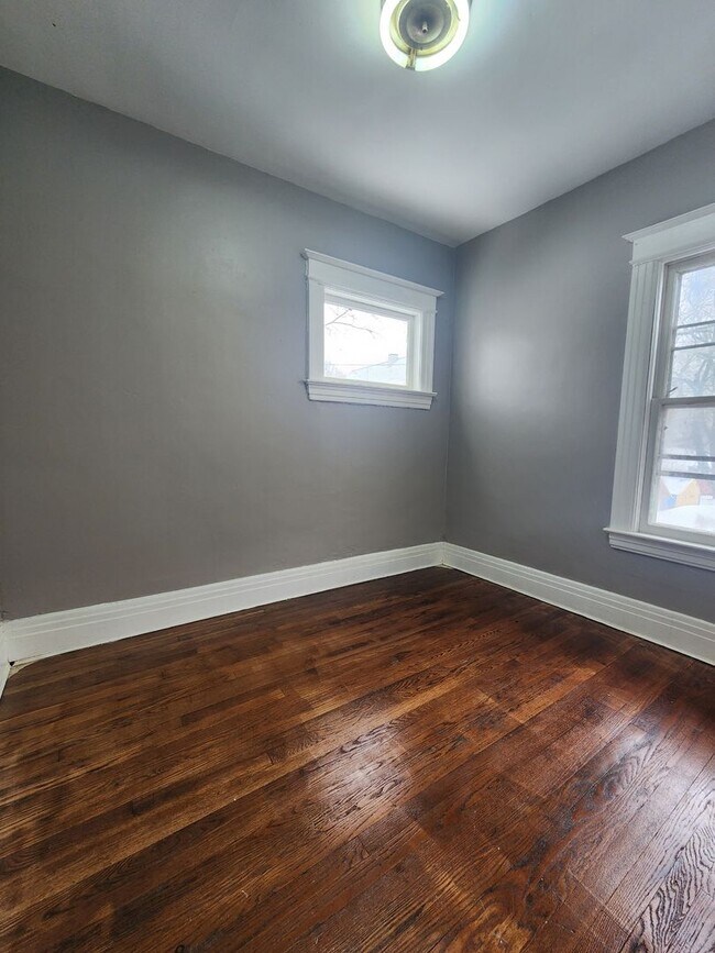 Building Photo - 4 Bedroom Single Family Home!