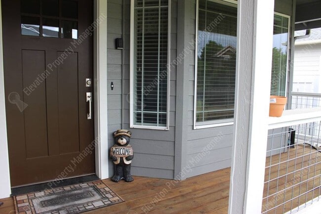 Building Photo - Spacious single-level 3 BR + office in NE ...