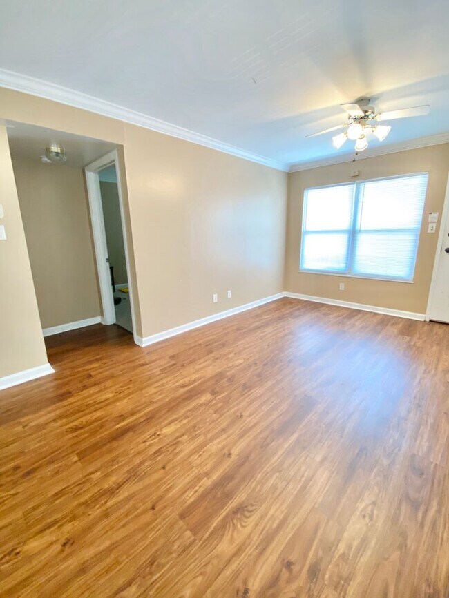 Building Photo - Laurel Villas #105 -3BR/2BA Available for AUGUST 2026 move in!