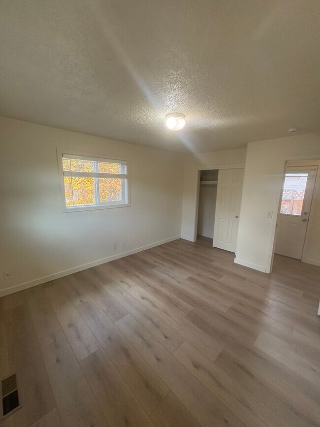 Building Photo - sim614/616