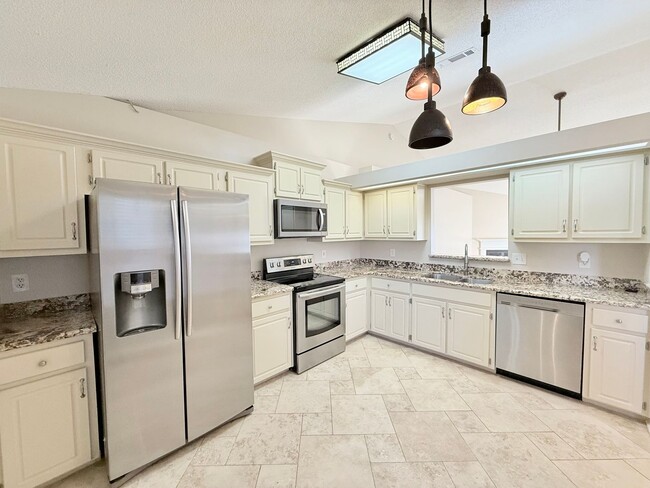 Building Photo - Spacious 3-Bedroom Home - Ideal Location