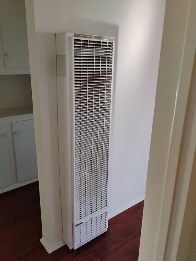 Building Photo - 18924-18934 Gault Street