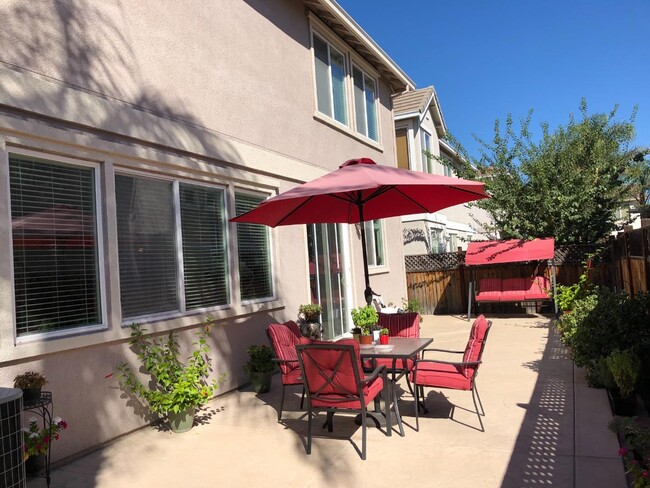 Building Photo - 1868 White Sands St