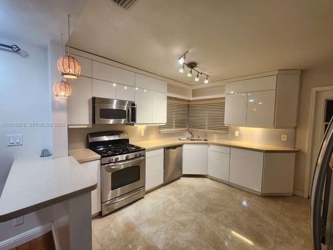 Building Photo - 9208 Byron Ave