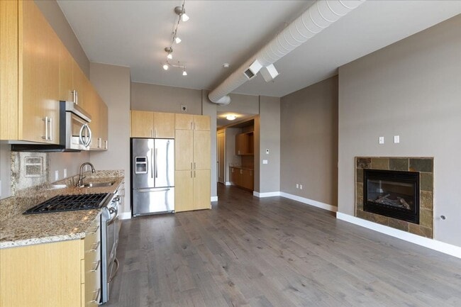 Building Photo - 1 Bedroom, 1 Bath Condo in the Heart of Do...