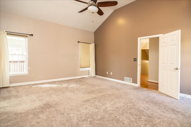 Building Photo - Spacious 4/3.5 in Highly Sought-After Buck...
