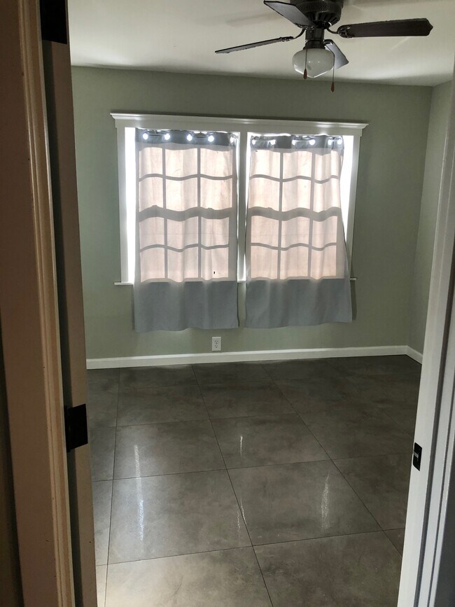 Bedroom. - 344 1/2 N Bixel St