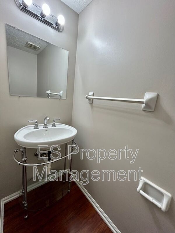 Building Photo - 1180 Standish Dr
