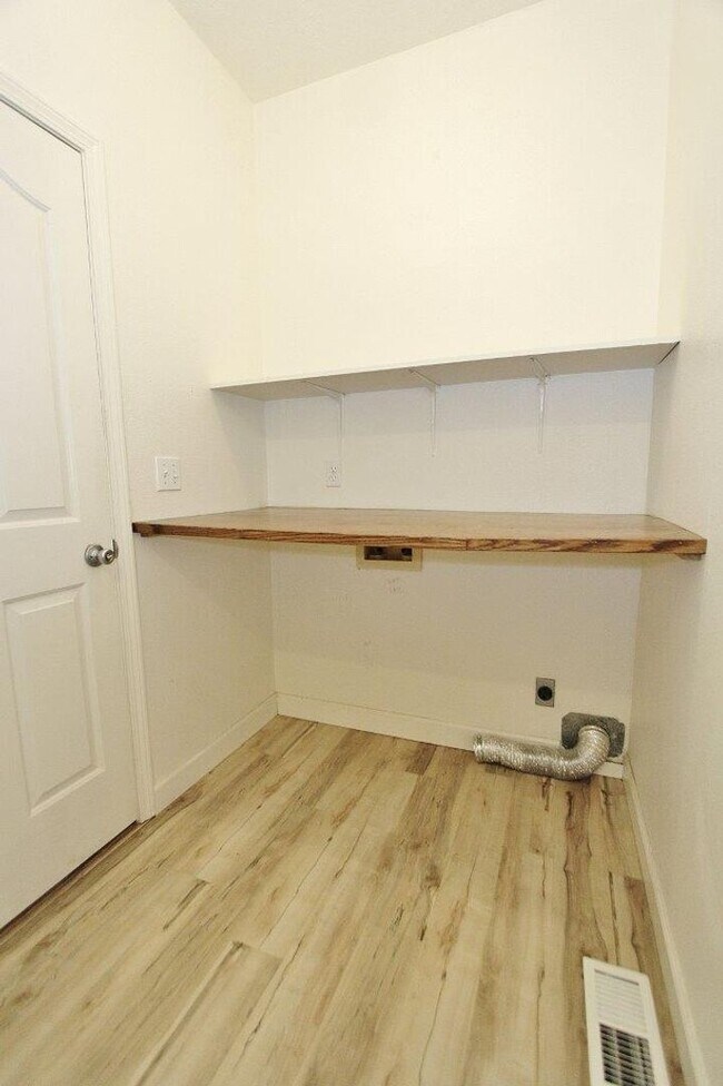 Building Photo - Immaculate Single-Level Home