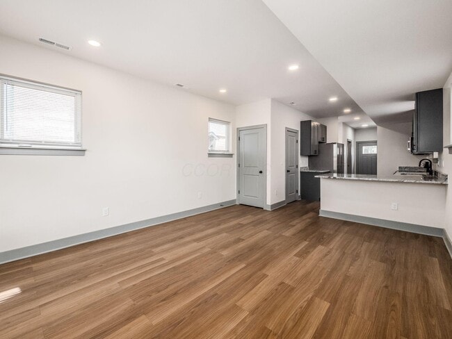 Building Photo - 384 Whitethorne Ave