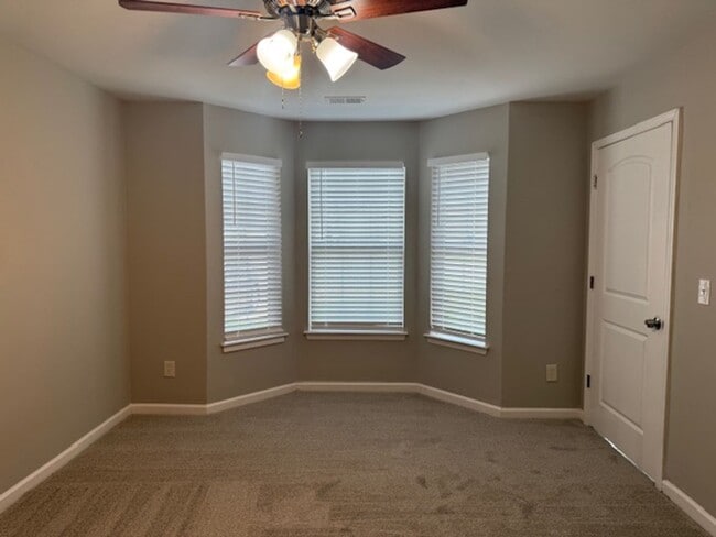Building Photo - Beautifully Updated 5BR / 3 Bath Brick Fro...