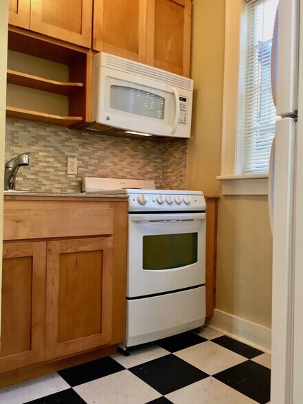 Building Photo - 607 E 6th St