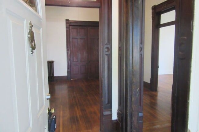 Building Photo - 2 Bedroom House with a Bonus Room