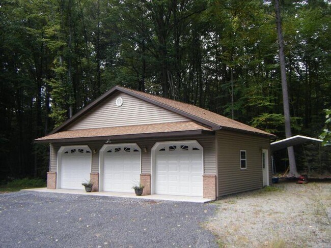 Building Photo - 878 Paddy Mountain Rd