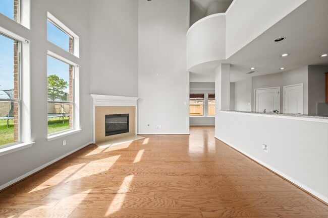 Building Photo - 25959 Ravenside Dr